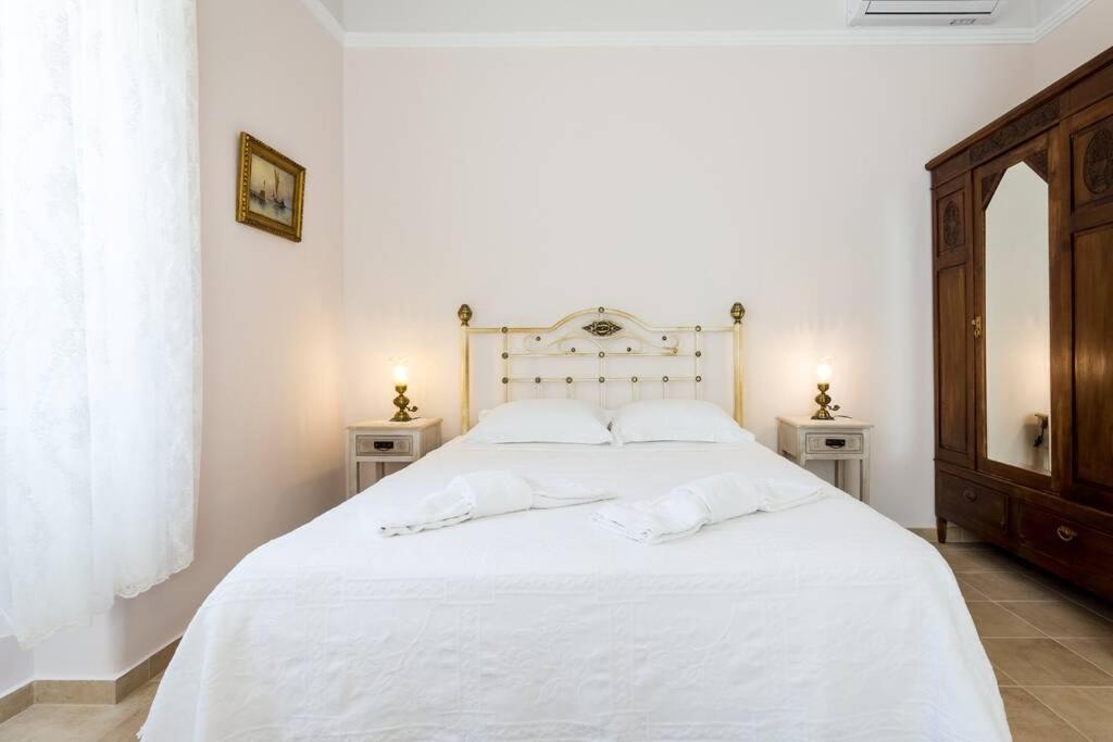 Neoclassical Flat With 2 Bedrooms In 피레아스 외부 사진
