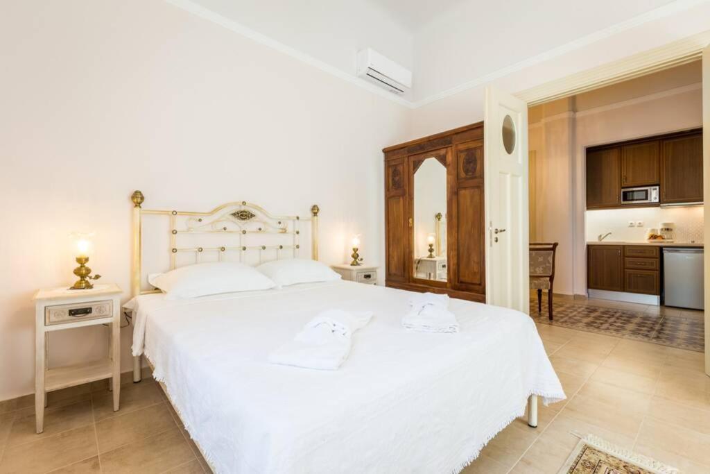 Neoclassical Flat With 2 Bedrooms In 피레아스 외부 사진
