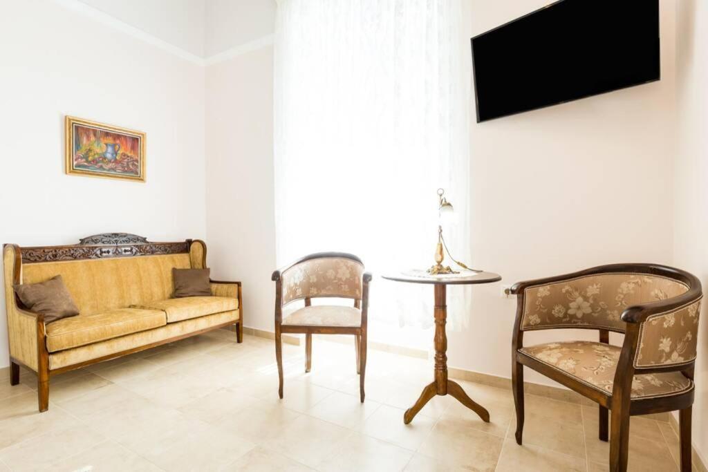 Neoclassical Flat With 2 Bedrooms In 피레아스 외부 사진