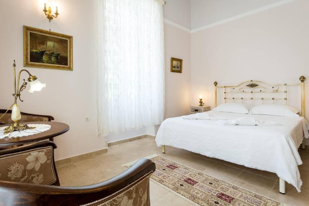 Neoclassical Flat With 2 Bedrooms In 피레아스 외부 사진