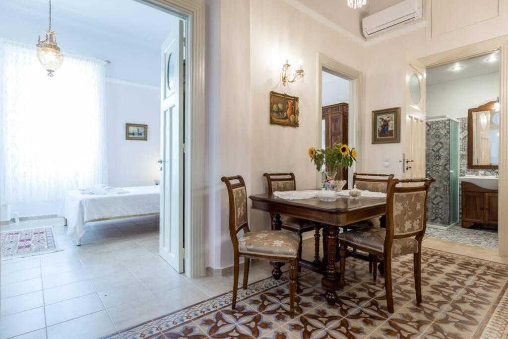 Neoclassical Flat With 2 Bedrooms In 피레아스 외부 사진