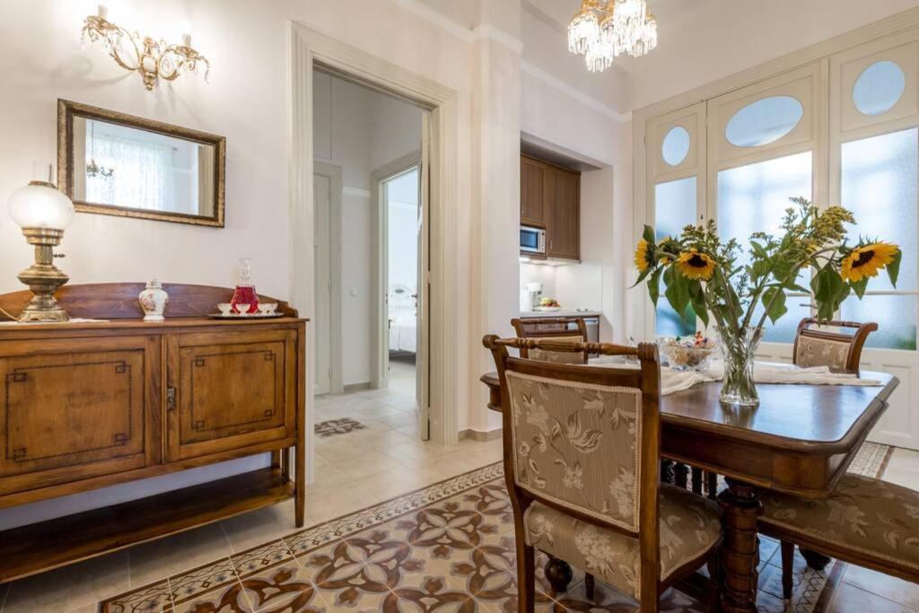 Neoclassical Flat With 2 Bedrooms In 피레아스 외부 사진