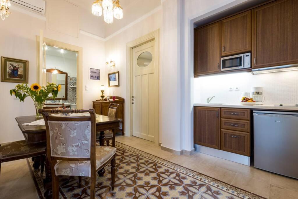 Neoclassical Flat With 2 Bedrooms In 피레아스 외부 사진